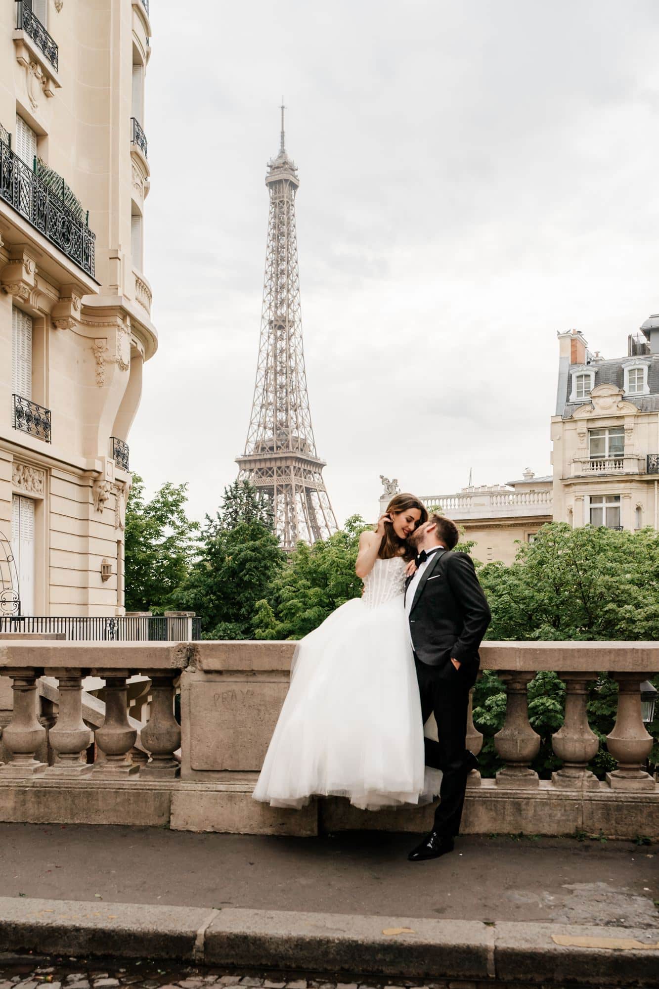 Bride and groom with the Eiffel Tower from the Trocadero gardens