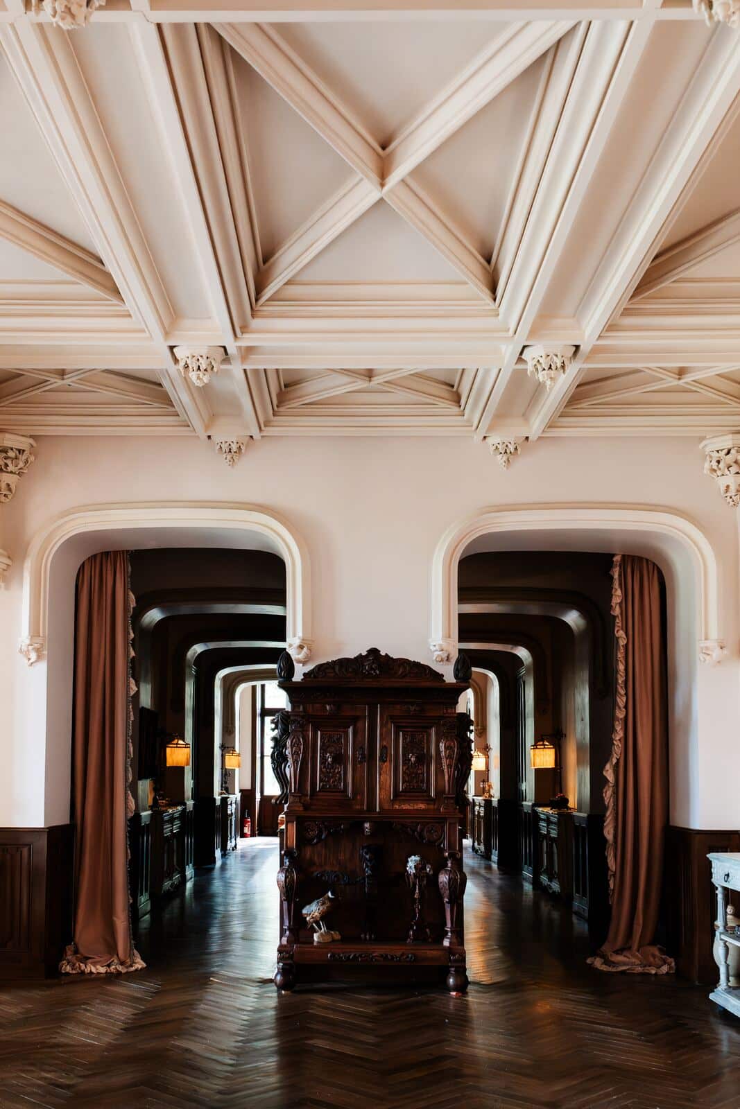 Vaulted hallway with antique furniture inside the château