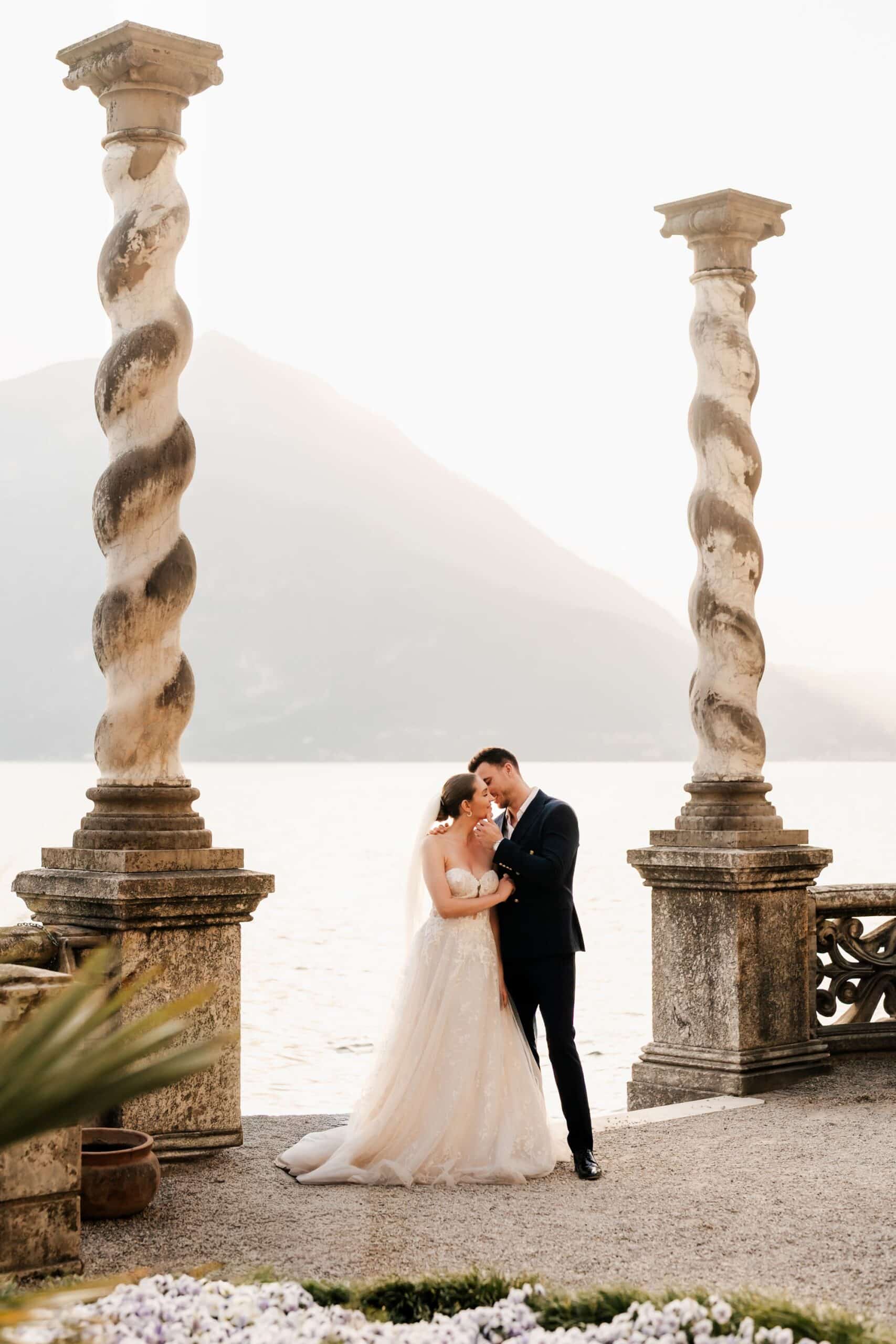 Twisted stone columns with bride and groom at Villa Monastero